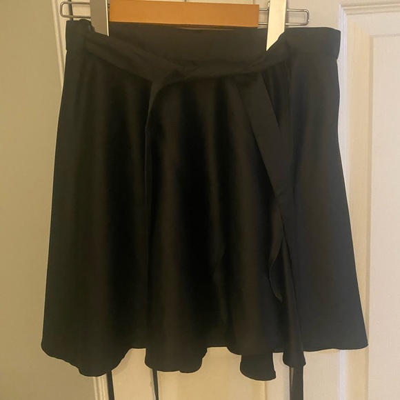 Simon’s Twik Satin Wrap Skirt- Medium- Black - Picture 2 of 3
